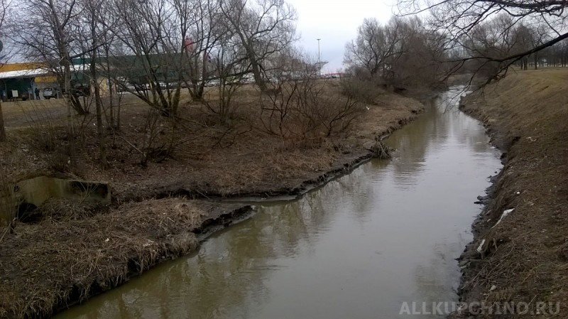 Купчино: Вид реки Волковки с Алмазного моста